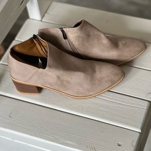 NWT Tan Women’s Bootie Sz 10/42